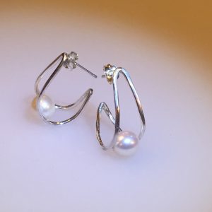 Double loop stud earrings with central pearl